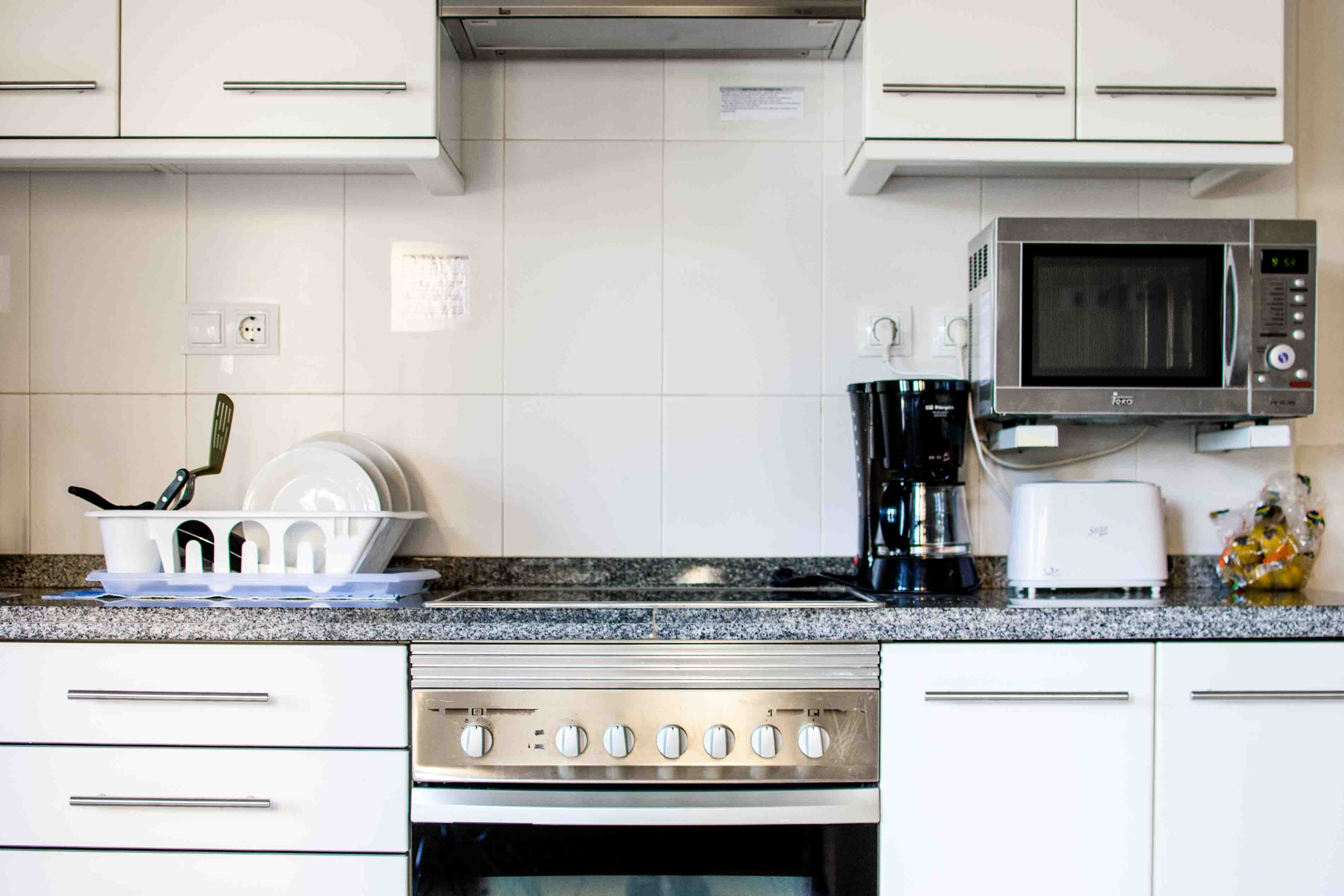 A view of the type of shared kitchen you will have in Valencia housing.