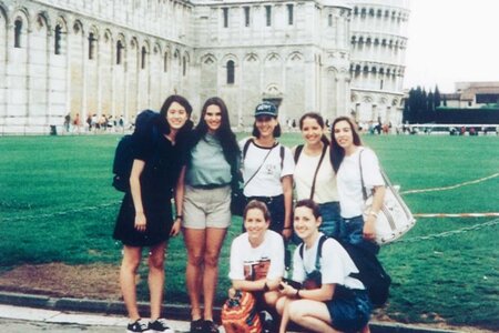 A group of students pose in front of the Leaning Tower of Pisa.